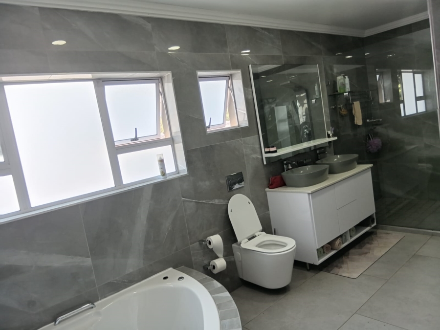 5 Bedroom Property for Sale in Beacon Bay Eastern Cape